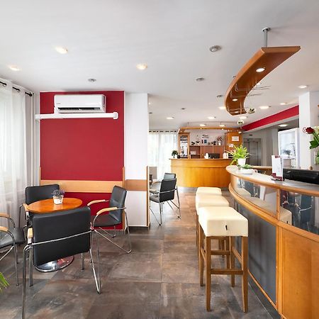 Hotel Plus บราติสลาวา ภายนอก รูปภาพ