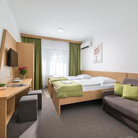 Hotel Plus บราติสลาวา ภายนอก รูปภาพ