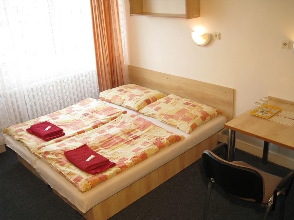 Hotel Plus บราติสลาวา ภายนอก รูปภาพ