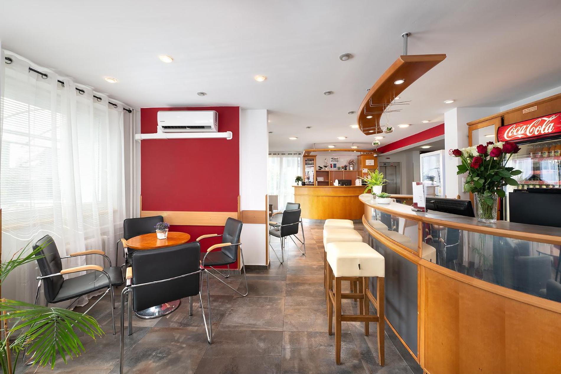 Hotel Plus บราติสลาวา ภายนอก รูปภาพ