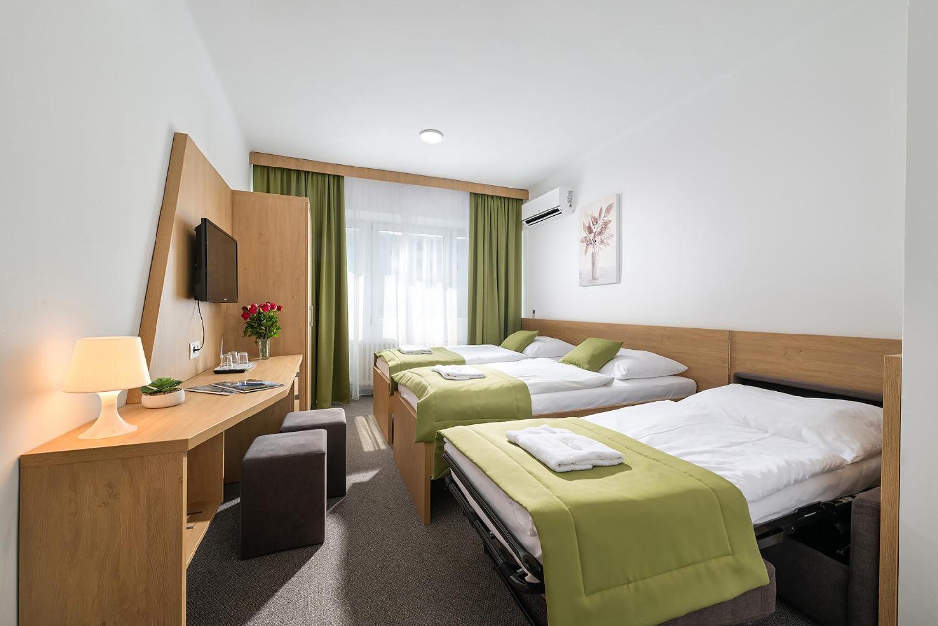 Hotel Plus บราติสลาวา ภายนอก รูปภาพ