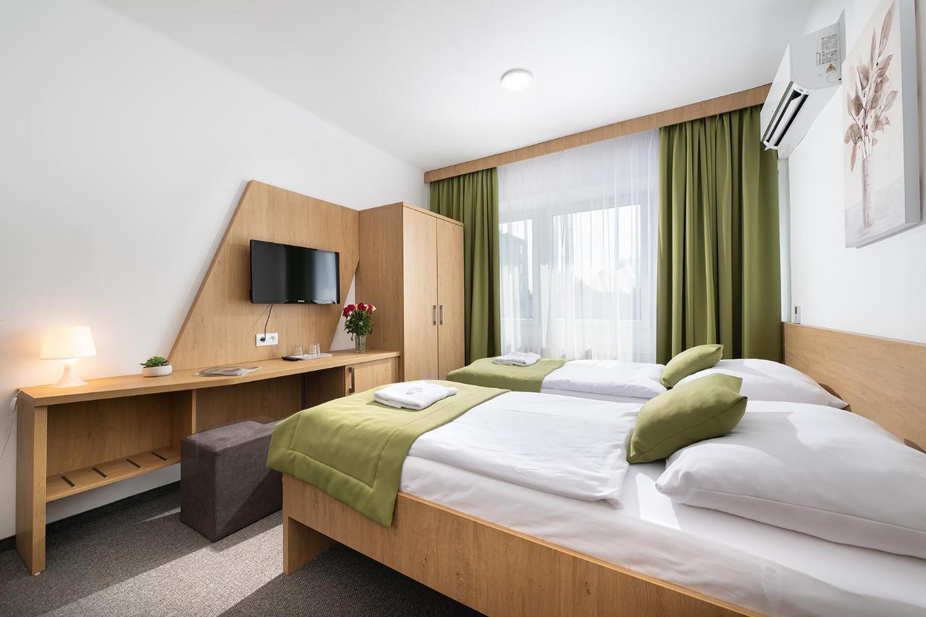 Hotel Plus บราติสลาวา ภายนอก รูปภาพ