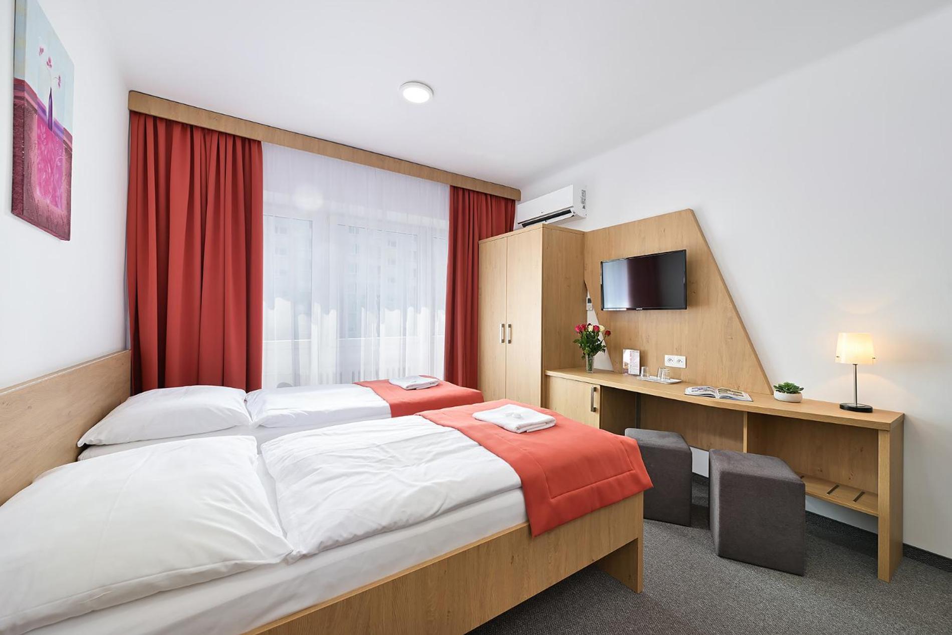 Hotel Plus บราติสลาวา ภายนอก รูปภาพ