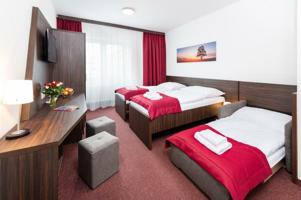 Hotel Plus บราติสลาวา ภายนอก รูปภาพ